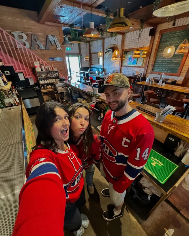 Dimanche dernier on a ouvert le resto pour une soirée spéciale hockey! L’ambiance était complètement malade🔥🔥 Merci d’être venus🫶 On espère que le Canadiens soient en séries l’an prochain?👀